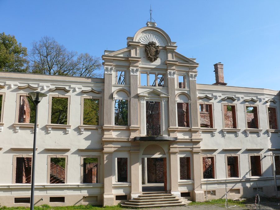 File:Pałac Hatzfeldów, ruina po rewitalizacji Żmigród 170.jpg