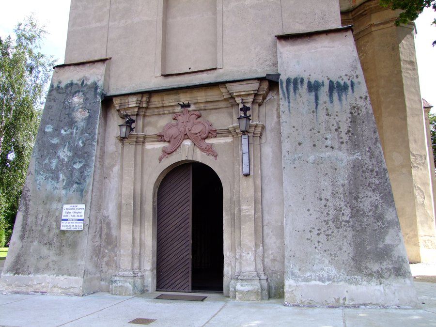 File:0908130090 - Osieczna - kościół pw. Świętej Trójcy z XVI w. - wejście.JPG
