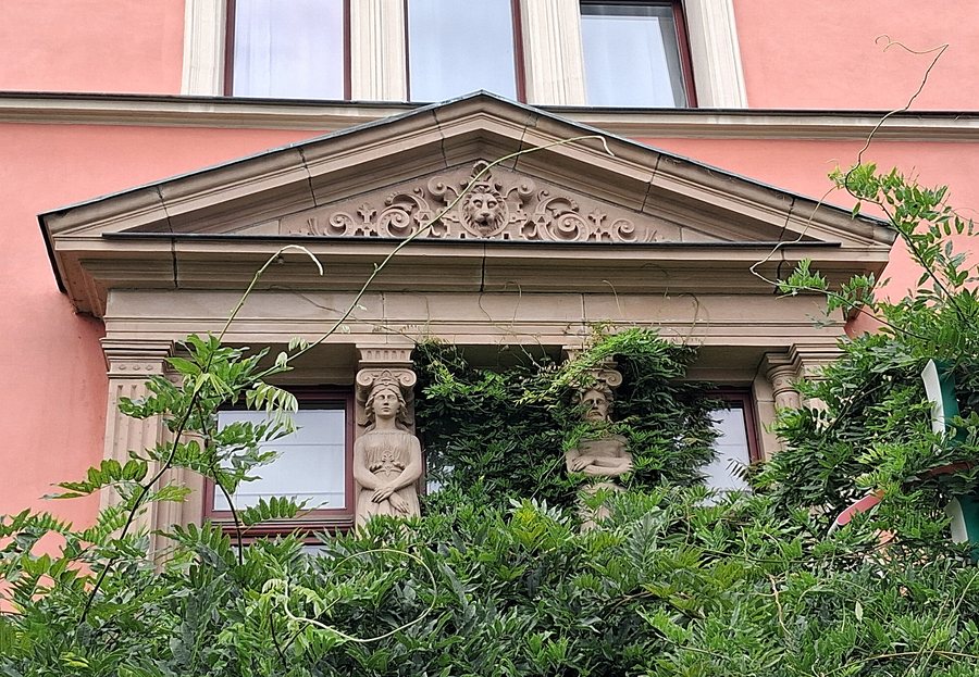 File:Bielawa, Pałac Bielawa (willa), kariatydy.jpg