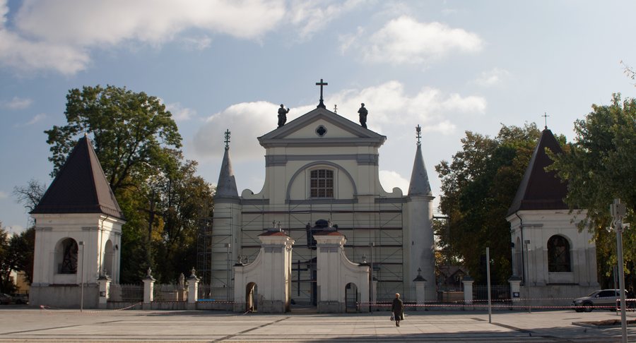Węgrów, parish church complex of the Assumption of the Virgin Mary and Saints Peter and Paul, wider front view