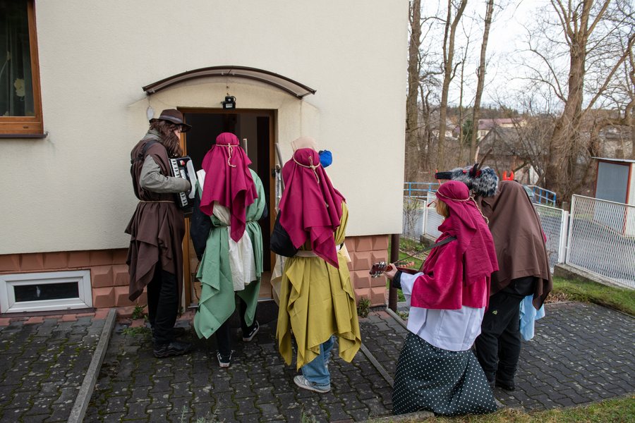 Kolędnicy - pochód grupy kolędniczej z Radziechów-Radziechowy-2025-0006-RIKiWK-MCD.jpg