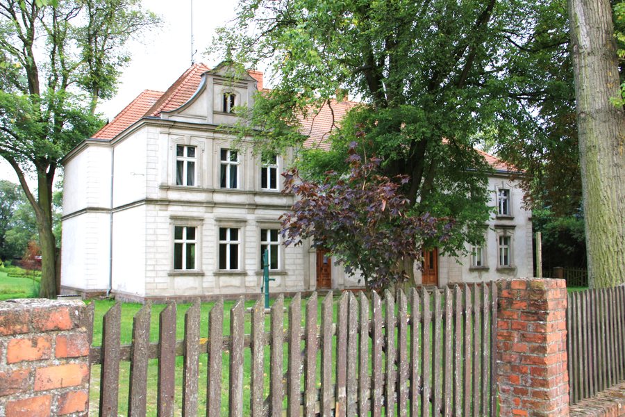 File:Dwór z ryzalitem bocznym.JPG