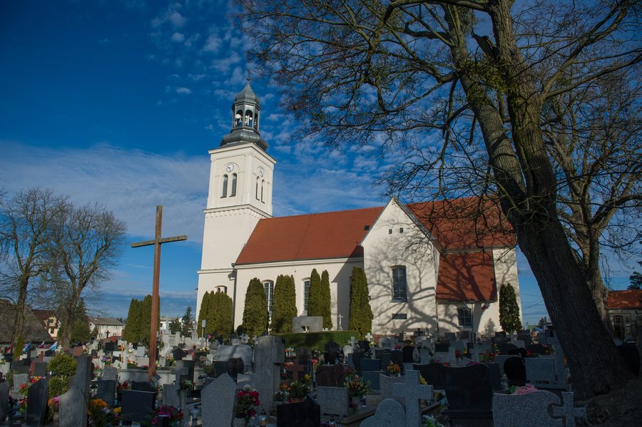 File:Kościół parafialny Wtelno.jpg
