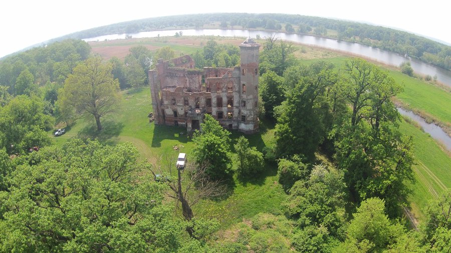File:Uraz 2018 P05 Uraz Castle aerial view.jpg