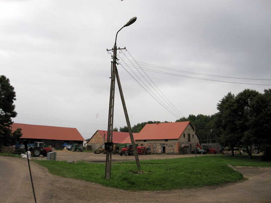 File:Ruska wieś, powiat ełcki - zabudowania folwarcznr (02).jpg