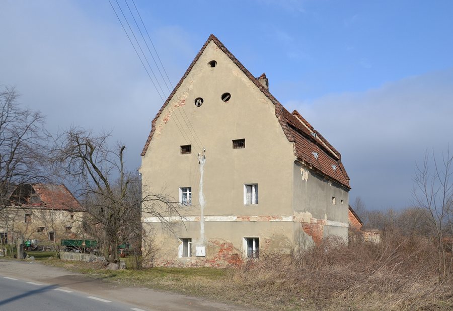 File:Strzegomiany (Striegelmühle) - granary.jpg