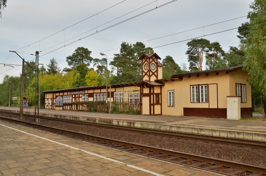 File:Dworzec w puszczykowie.JPG