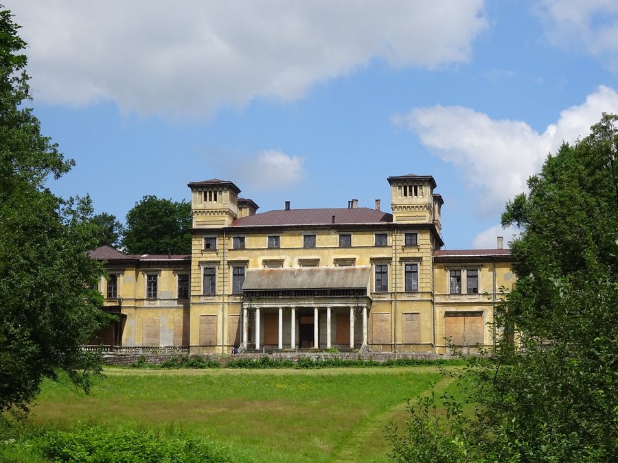 Pałac Potockich w Krzeszowicach. Fasada - widok od strony Parku miejskiego.