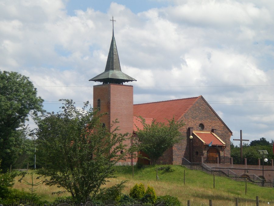 File:Czarna Dąbrówka, kościół parafialny św. Stanisława Kostki 9128.jpg