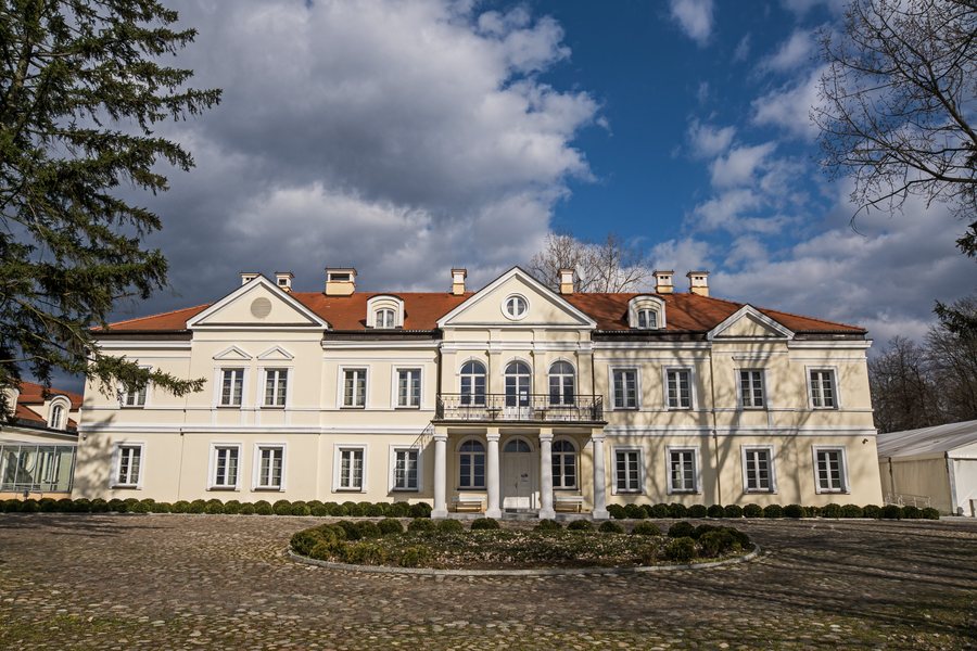 File:Hotel Sobienie Królewskie 1.jpg