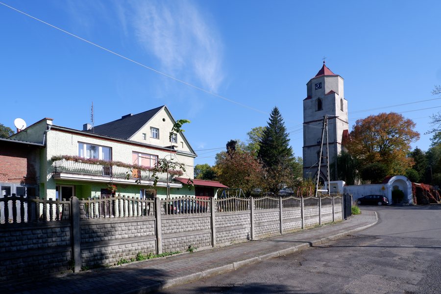 File:Pilszcz, aleja Schumana 2 i kościół.jpg