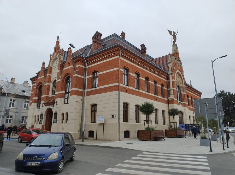 File:Jarosław (pl. Mickiewicza 5) - Sokół 01.jpg